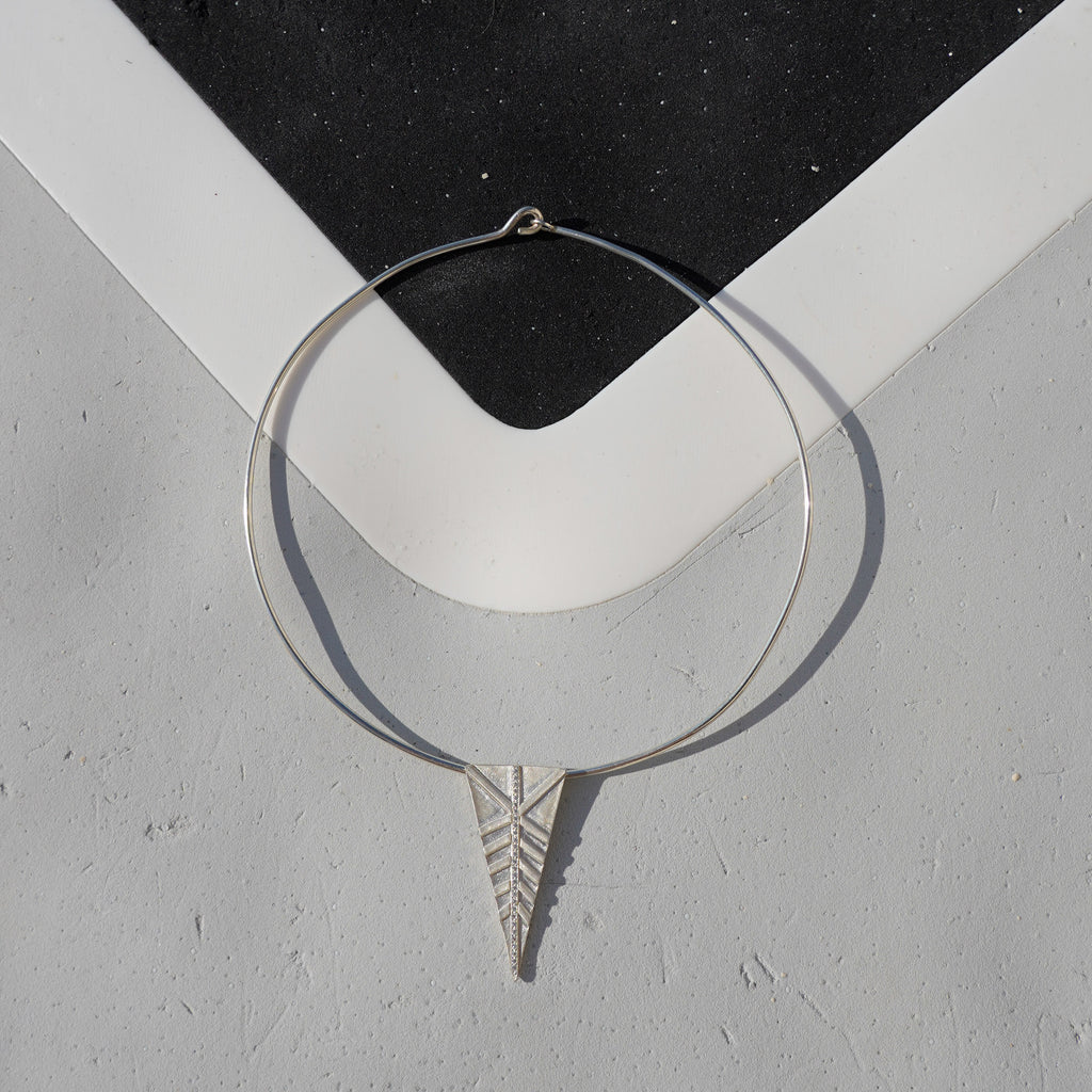 TINIAN ARROW CHOKER WITH ZIRCONS