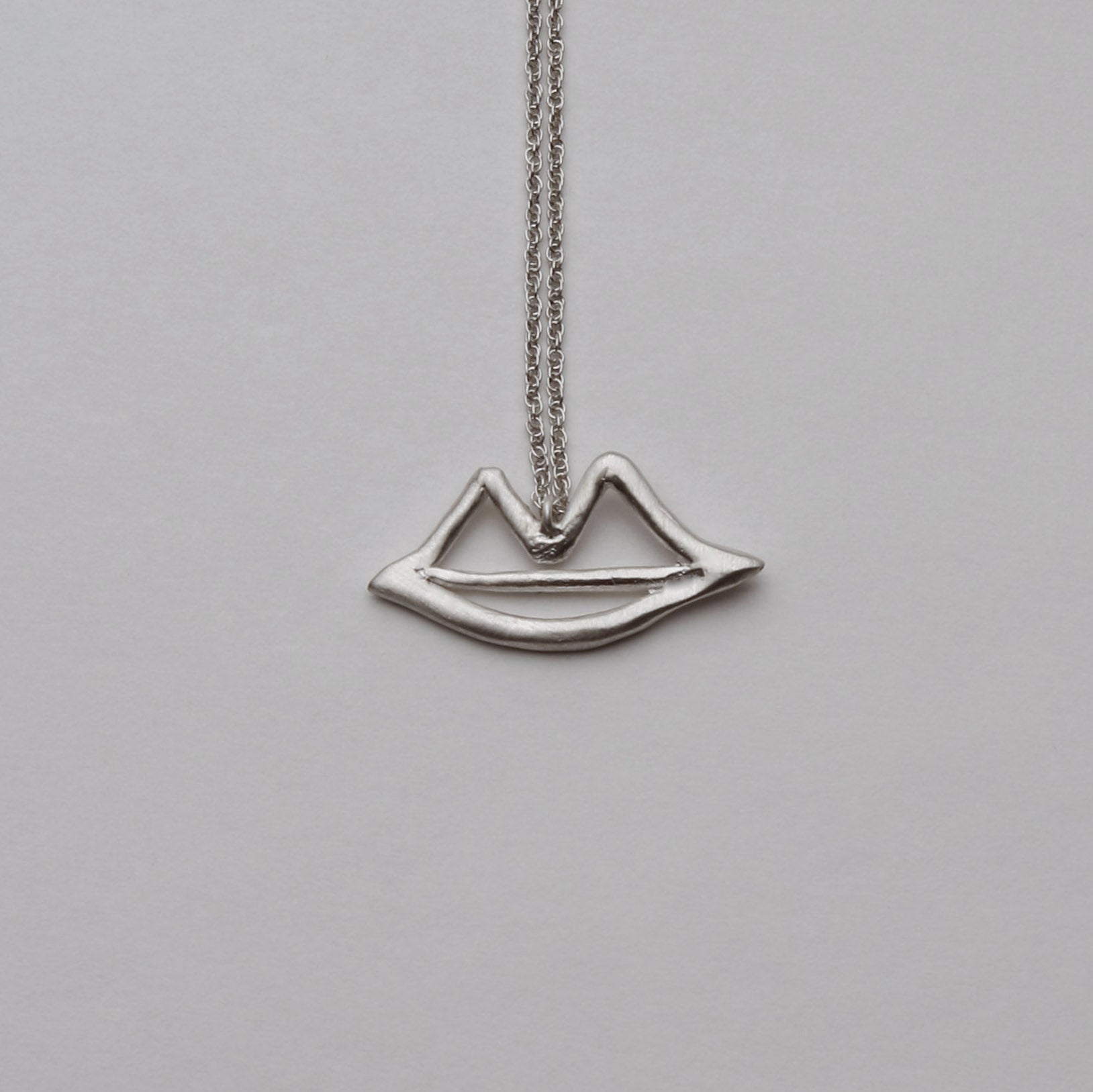 MOUTH OUTLINE NECKLACE