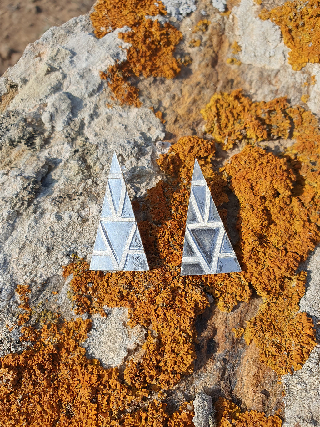 NEST TRIANGLES EARRINGS