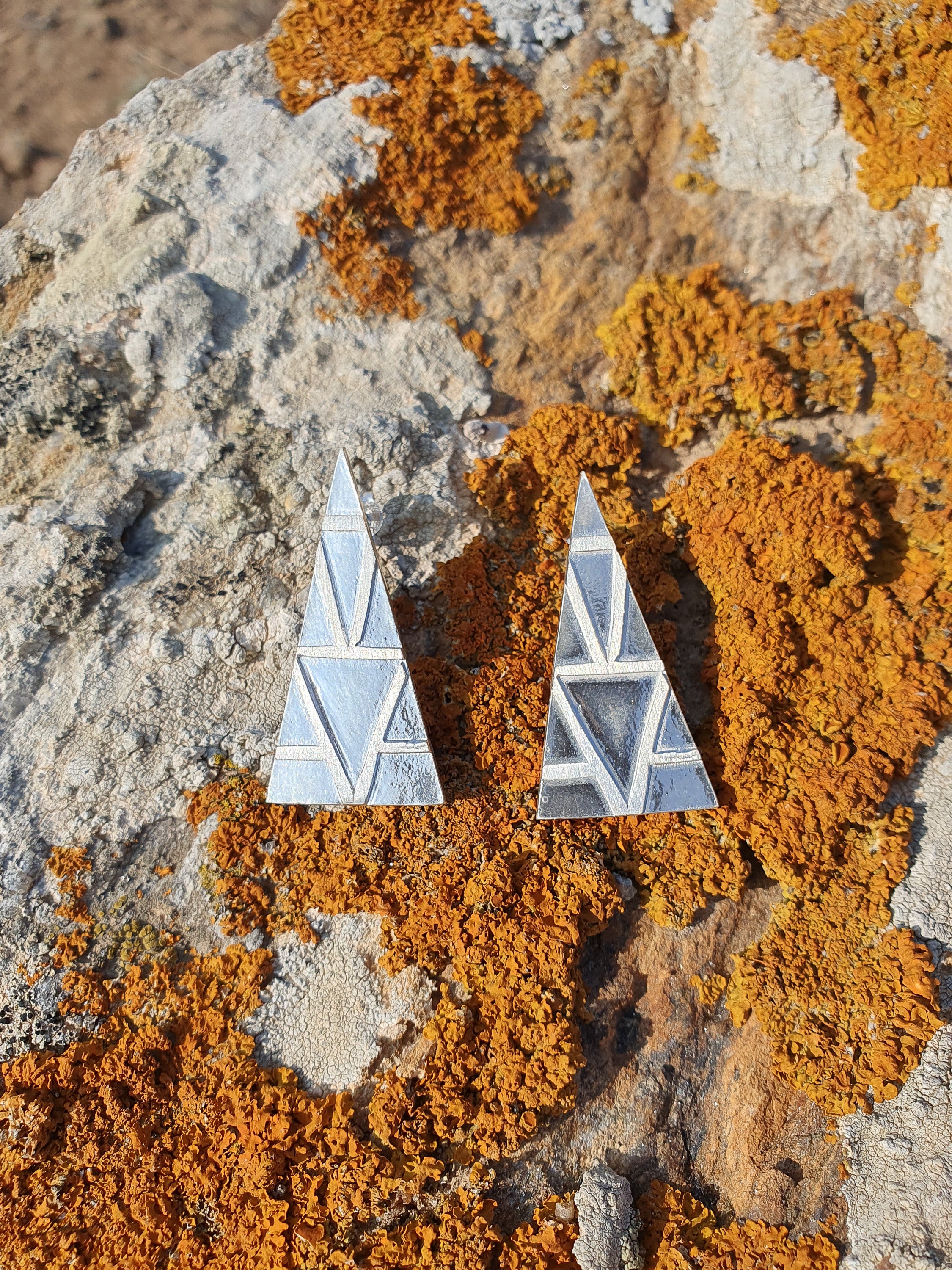 NEST TRIANGLES EARRINGS