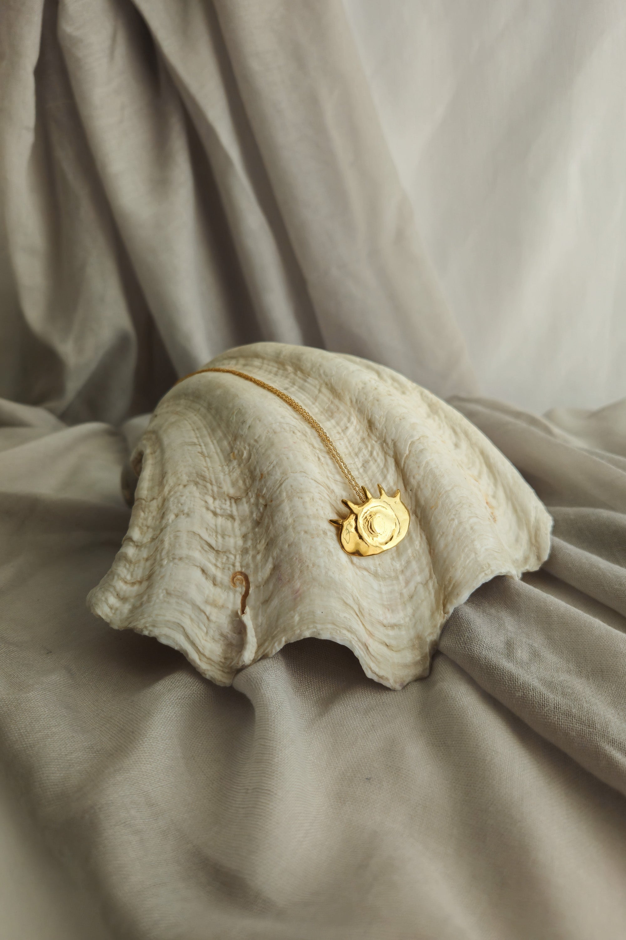 SOLID EYE NECKLACE
