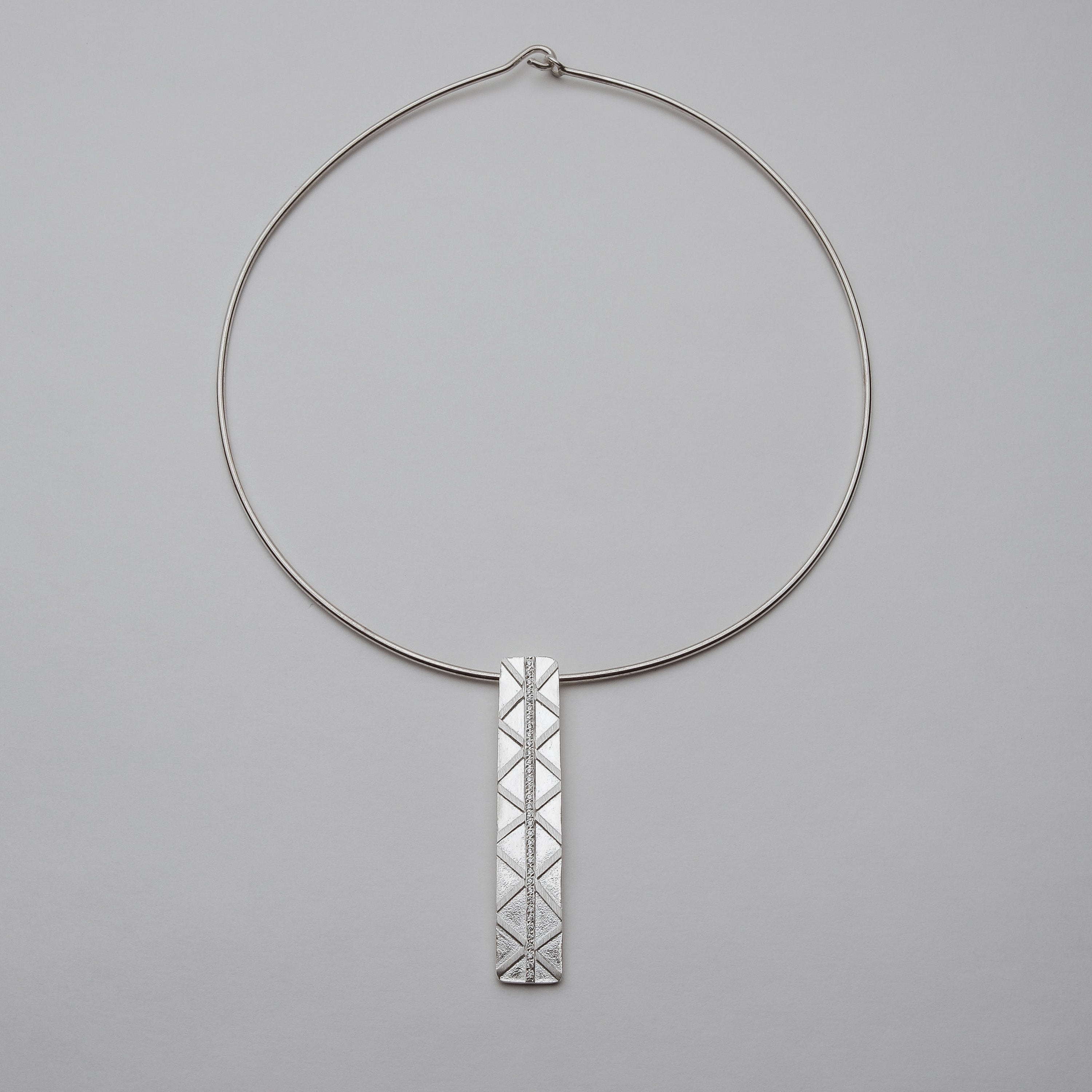 SPINE CHOCKER WITH ZIRCONS