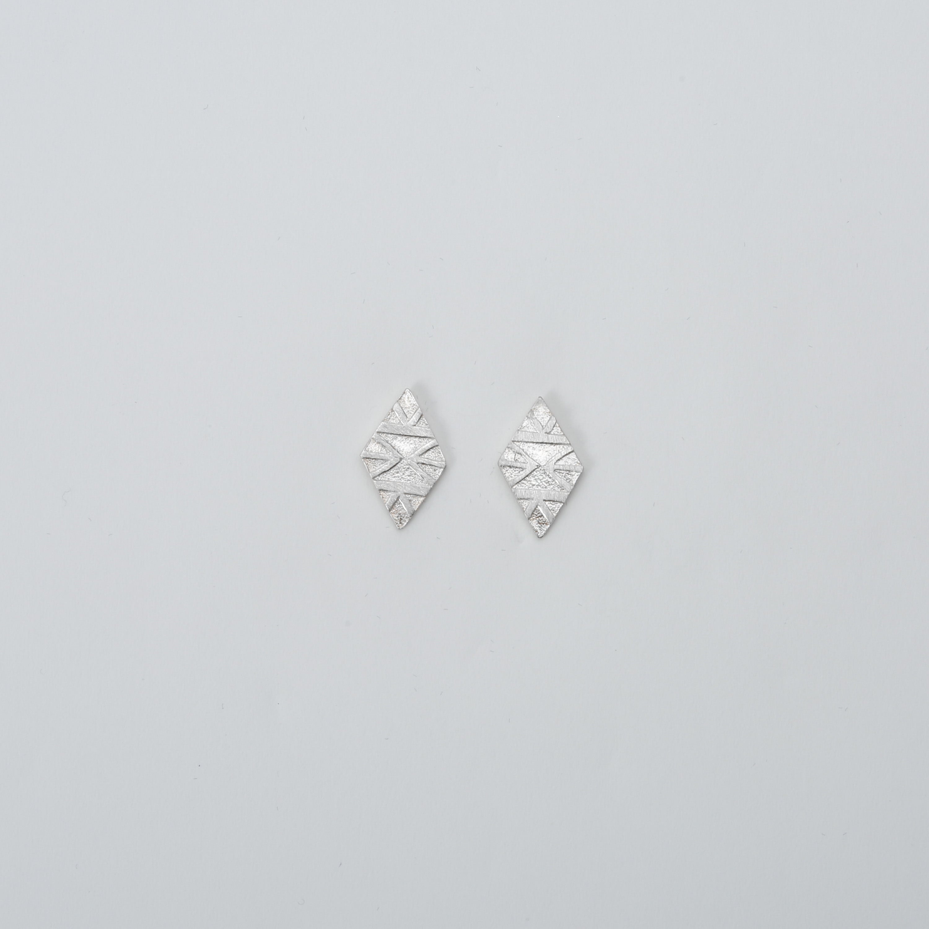 TINIAN DETAILS RHOMBUS